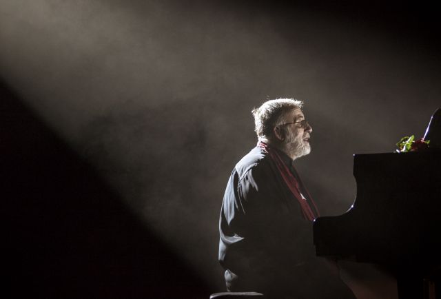 Θάνος Μικρούτσικος : Ο καλλιτεχνικός κόσμος αποχαιρετά τον τεράστιο δημιουργό