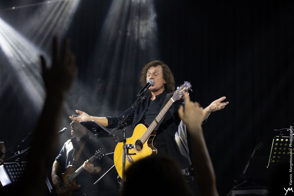 Θάνος Μικρούτσικος: Ο Παπακωνσταντίνου τον αποχαιρέτισε από σκηνής