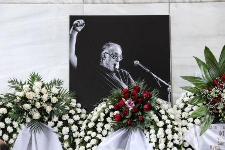 Πλήθος κόσμου αποχαιρέτησε τον Θάνο Μικρούτσικο