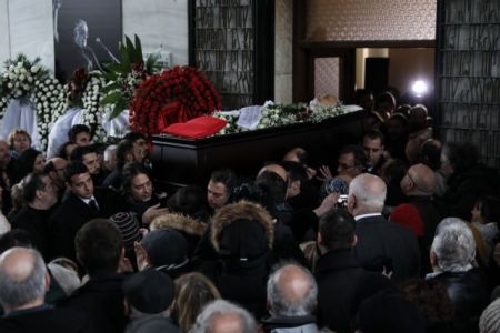 Θάνος Μικρούτσικος : Το συγκλονιστικό μήνυμα που διάβασε ο γιος του