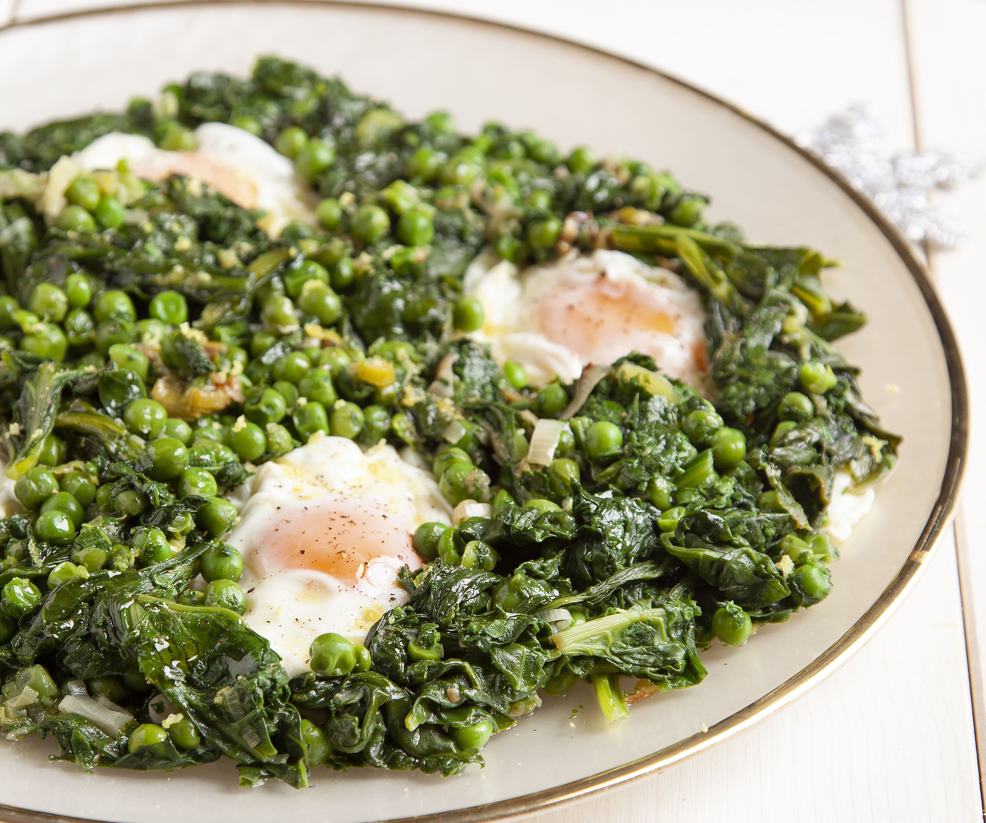 Αβγά με σέσκουλα τσιγαριαστά και αρακά
