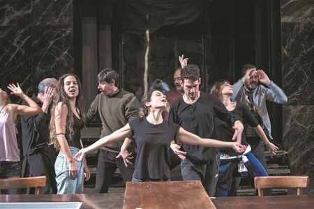 Τα «βαριά» χαρτιά της σκηνής