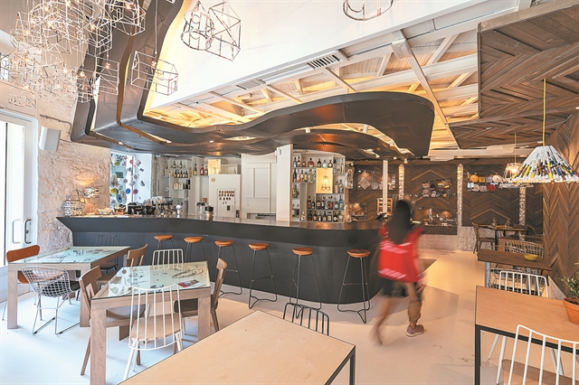 Μια «Σχεδία» έδεσε στην Κολοκοτρώνη