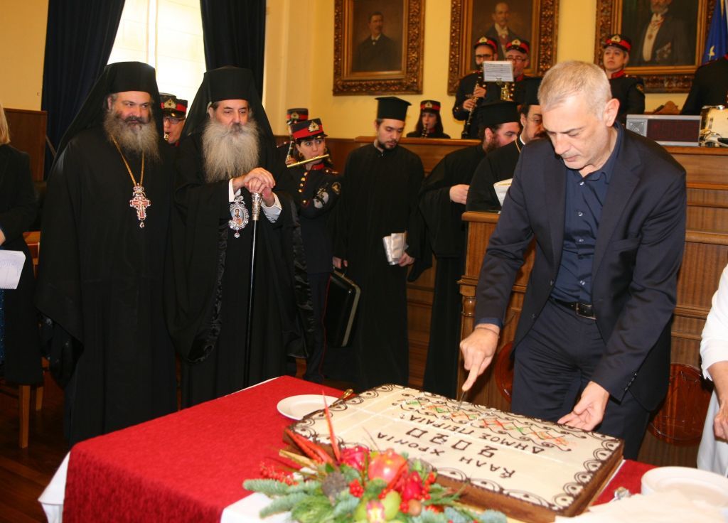 Έκοψε την πρωτοχρονιάτικη πίτα του δήμου Πειραιά ο Γιάννης Μώραλης