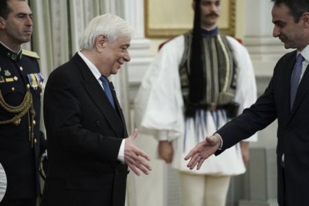 Ποδαρικό στο Προεδρικό στη σκιά μιας εκλογής – Τα μηνύματα πίσω από τις ευχές