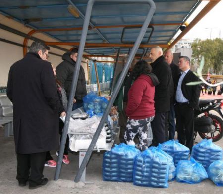 Δήμος Πειραιά: Εορταστικά γεύματα στους άστεγους που διαμένουν στο λιμάνι