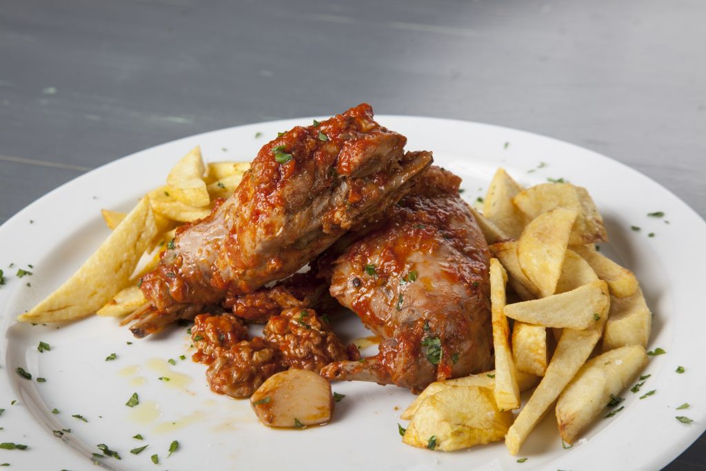 Κουνέλι με καρυδάτη κόκκινη σάλτσα