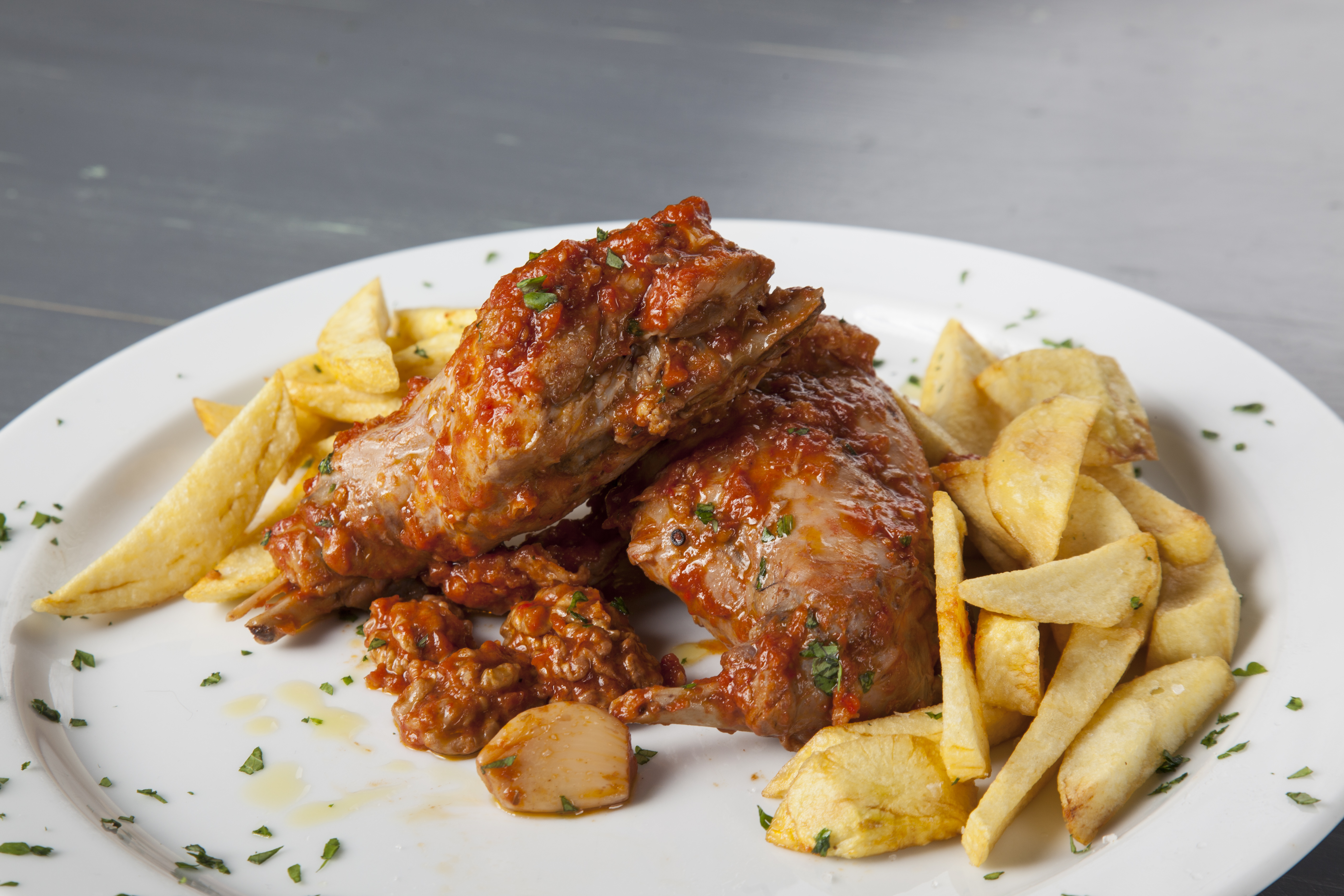 Κουνέλι με καρυδάτη κόκκινη σάλτσα