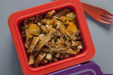 Χειμωνιάτικη σαλάτα ζυμαρικών ολικής άλεσης