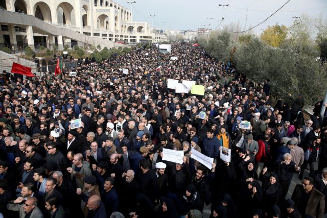 Σε αναβρασμό η Τεχεράνη μετά το θάνατο Σουλεϊμανί: Μαζικές διαδηλώσεις για αντίποινα κατά ΗΠΑ