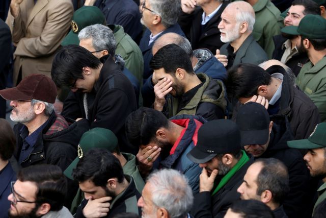 Θρήνος και οργή στο Ιράν για τη δολοφονία Σουλεϊμανί – Χιλιάδες πολίτες στους δρόμους
