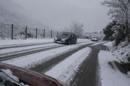 Καιρός: Δείτε πού χιονίζει τώρα – Πού εντοπίζονται προβλήματα στις μετακινήσεις