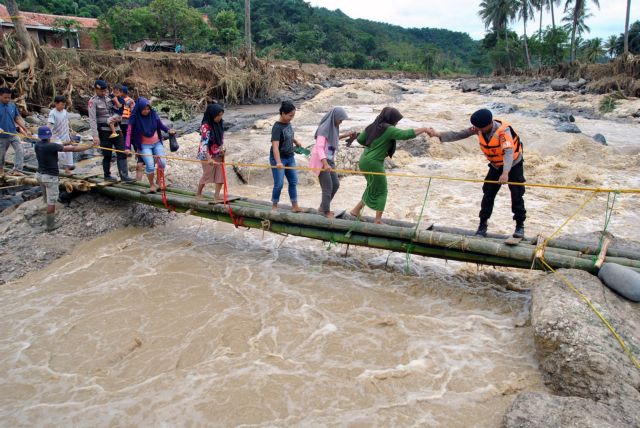 Ινδονησία: Πάνω από 50 νεκροί και 173.000 εκτοπισμένοι από τις σφοδρές βροχοπτώσεις