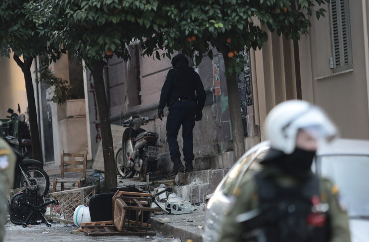 Τέσσερα άτομα ταυτοποιήθηκαν στην κατάληψη της οδού Ματρόζου στο Κουκάκι