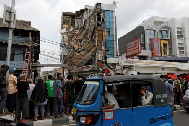 Κατέρρευσε 5όροφο κτίριο στην Ινδονησία – Tραυματίες και παγιδευμένοι