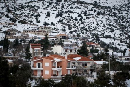 Καιρός: Δείτε πού χιονίζει τώρα – Ντύθηκε στα λευκά η χώρα