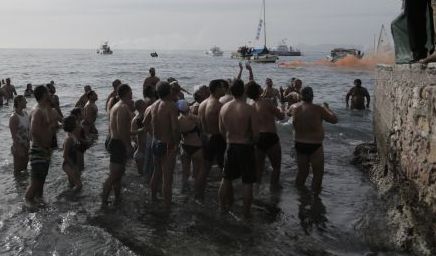 Θεοφάνεια: Βούτηξαν στους -3, αλλά δεν βρήκαν τον σταυρό