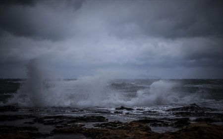 Αγωνία για το πλήρωμα του ακυβέρνητου πλοίου στο Μυρτώο πέλαγος