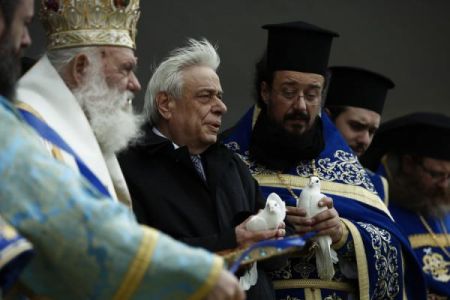 Θεοφάνεια: Με λαμπρότητα η τελετή αγιασμού των υδάτων στο λιμάνι του Πειραιά