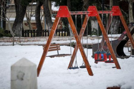 «Ηφαιστίων»: Λευκό τοπίο, τσουχτερό κρύο, θυελλώδεις άνεμοι – Δεμένα ξανά τα πλοία