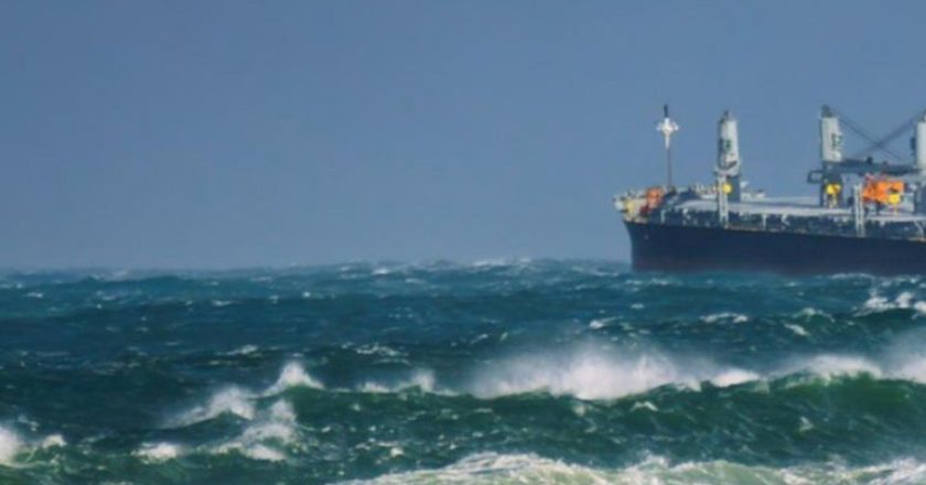 Ακυβέρνητο συνεχίζει να πλέει το φορτηγό πλοίο «ΑEOLOS» – Άκαρπες οι προσπάθειες ρυμούλκησης