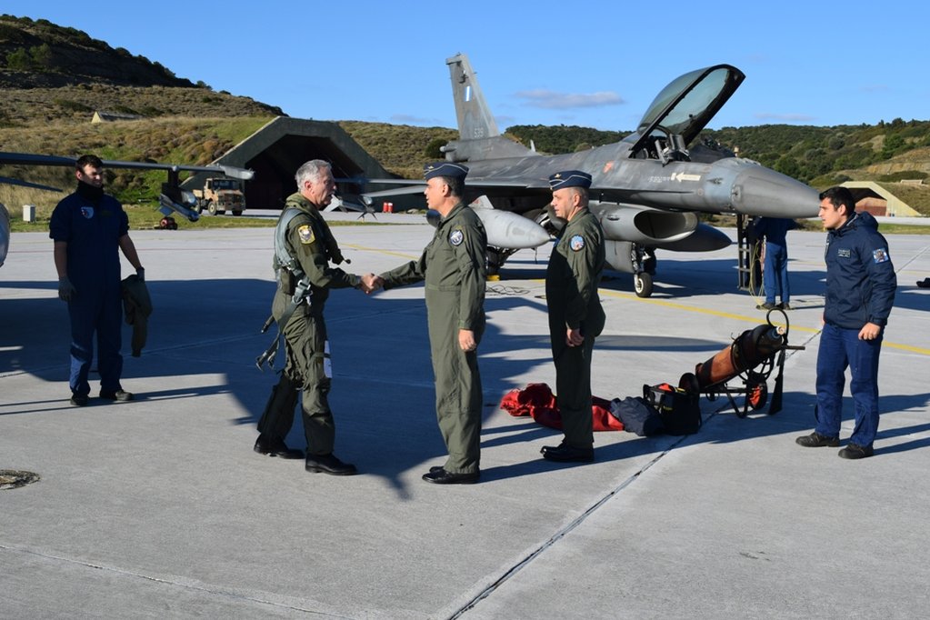 Ο αρχηγός ΓΕΕΘΑ στη Σκύρo με F-16 [εικόνες]