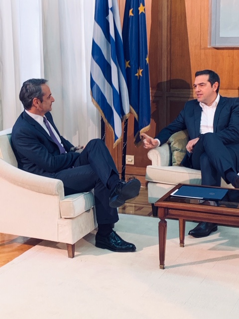 Η συνάντηση Μητσοτάκη – Τσίπρα και το μυστήριο της «αυλής των κολάκων»