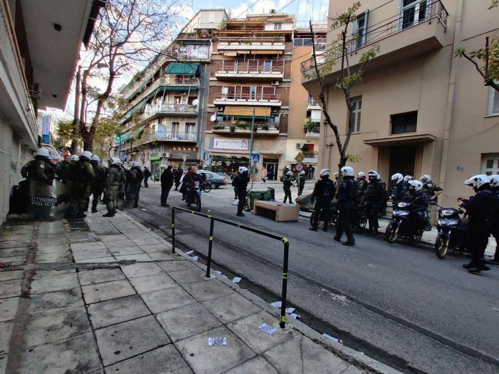 Κουκάκι: Χημικά και συλλήψεις στην ανακατάληψη των κτιρίων σε Ματρόζου και Παναιτωλίου