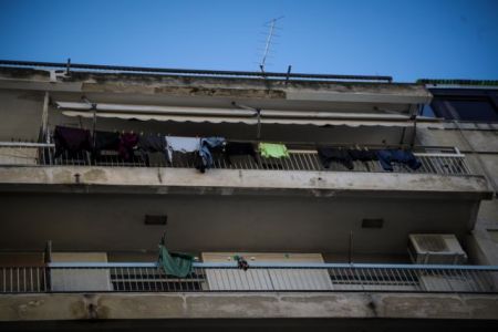 Μεταξουργείο: Εν αναμονή της ατροδικαστικής εξέτασης για το θάνατο του ζευγαριού – Σε κατάσταση σοκ τα παιδιά