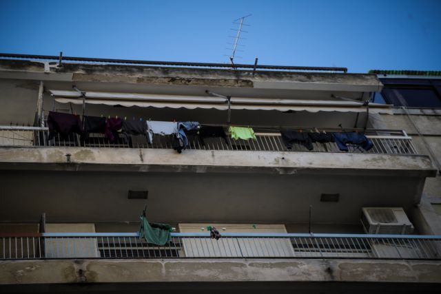 Μεταξουργείο: Εν αναμονή της ατροδικαστικής εξέτασης για το θάνατο του ζευγαριού – Σε κατάσταση σοκ τα παιδιά