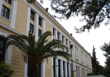 Ενταση στην Ευελπίδων κατά την άφιξη των συλληφθέντων στο Κουκάκι