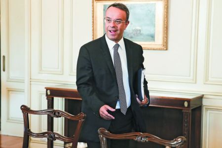 Φόροι λιγότεροι… όπλα περισσότερα  – Ο Χρήστος Σταϊκούρας καλείται να τετραγωνίσει τον κύκλο