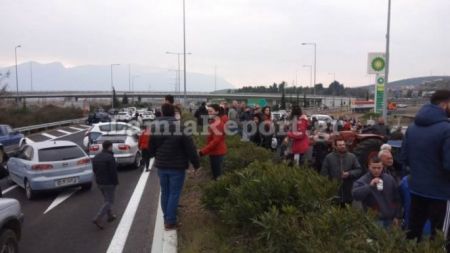 Έκλεισαν την Αθηνών-Λαμίας με ΙΧ και τρακτέρ – Διαμαρτυρία για το προσφυγικό
