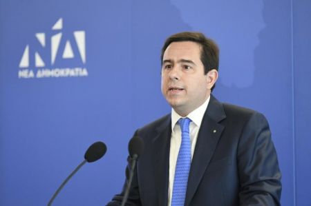 Ενταση στο δημαρχείο της Χίου – Προπηλάκισαν τον Μηταράκη