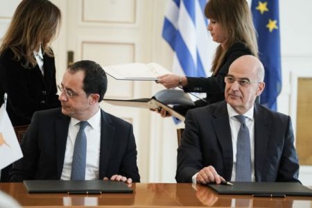 Μνημόνιο συνεργασίας υπέγραψαν Δένδιας – Χριστοδουλίδης