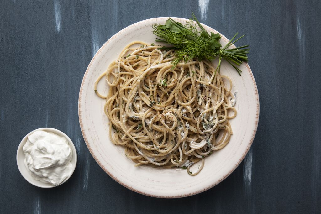 Ζυμαρικά ζέας με γιαούρτι, λεμόνι και αρωματικά βότανα