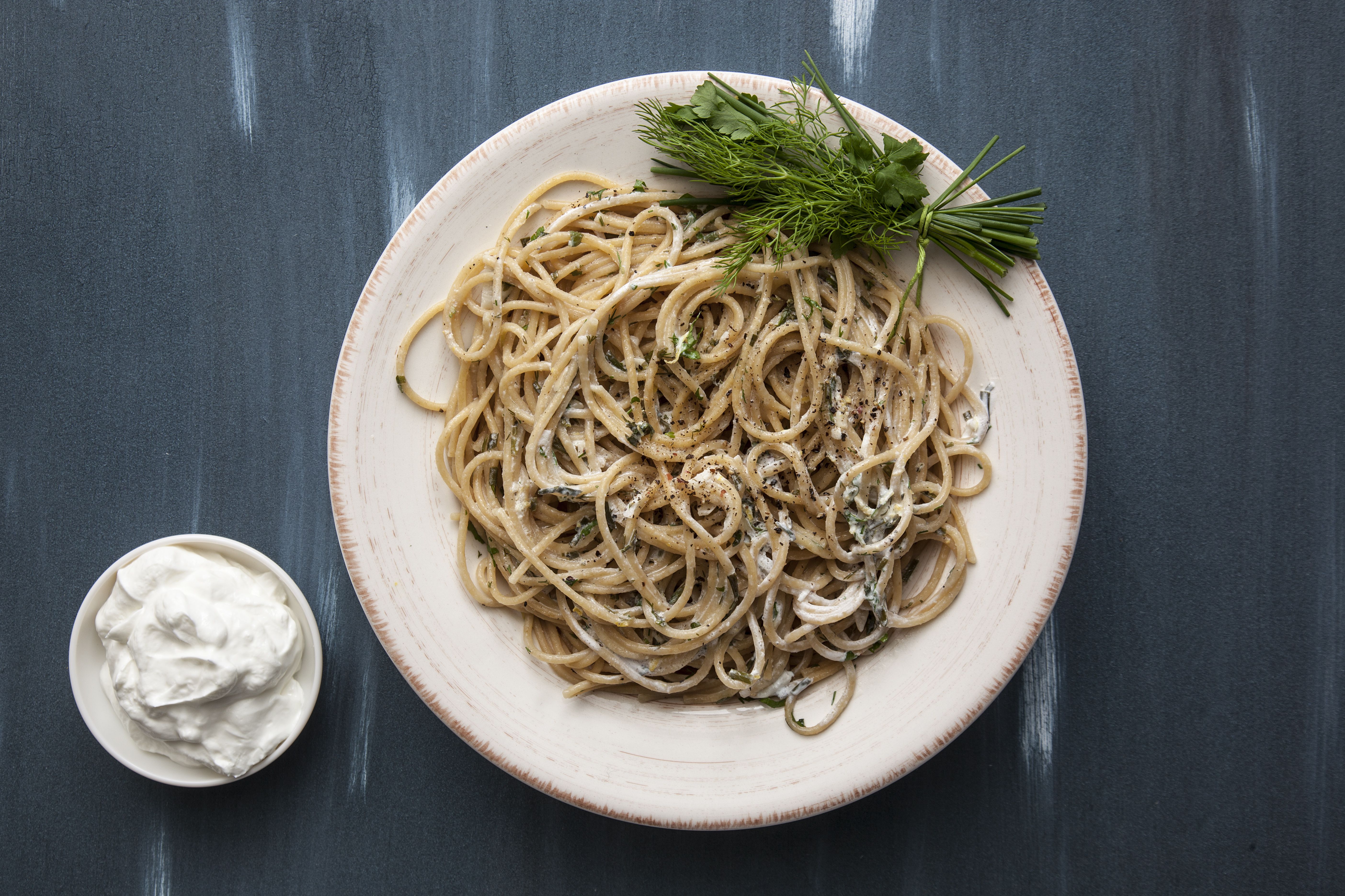 Ζυμαρικά ζέας με γιαούρτι, λεμόνι και αρωματικά βότανα