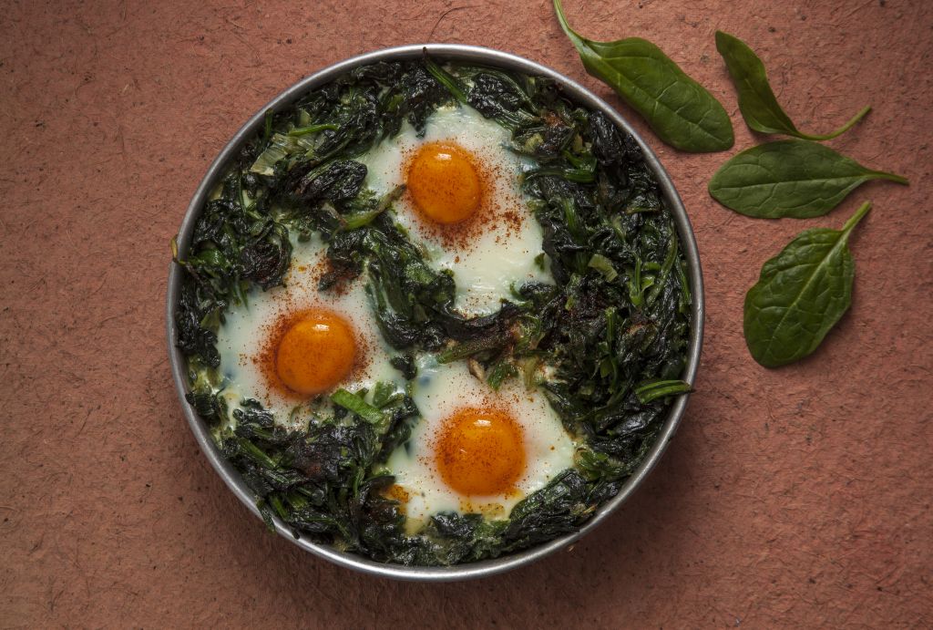 Φωλιές από σπανάκι με αβγά
