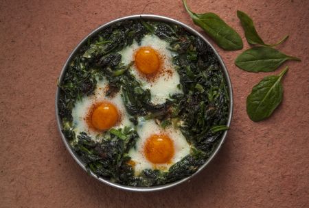 Φωλιές από σπανάκι με αβγά