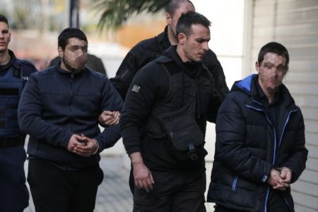 Δολοφονία Τοπαλούδη: Υβριστική  χειρονομία του κατηγορούμενου έξω από το δικαστήριο