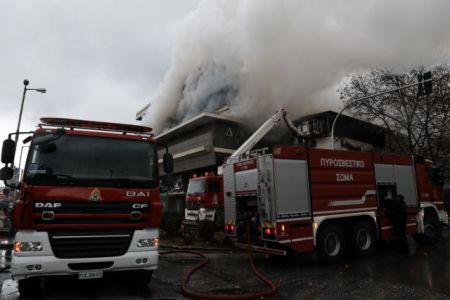 Μελίσσια: Τραυματίας και 4 εκλωβισμένοι σε φωτιά σε διαμέρισμα
