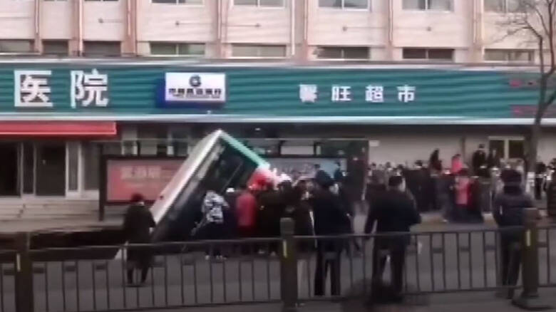 Κίνα: Εξι νεκροί, 10 αγνούμενοι από πτώση λεωφορείο σε τρύπα στο οδόστρωμα