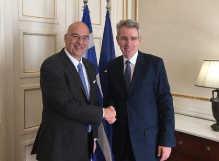 Ο Νίκος Δένδιας συνομιλεί με τον Αμερικανό πρέσβη