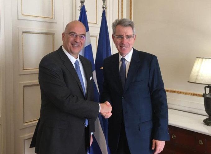 Ο Νίκος Δένδιας συνομιλεί με τον Αμερικανό πρέσβη