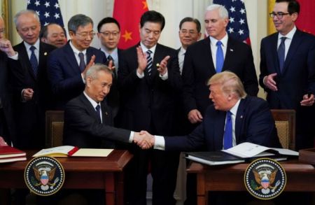 Υπεγράφη η «φάση 1»  της εμπορικής συμφωνίας ΗΠΑ – Κίνας