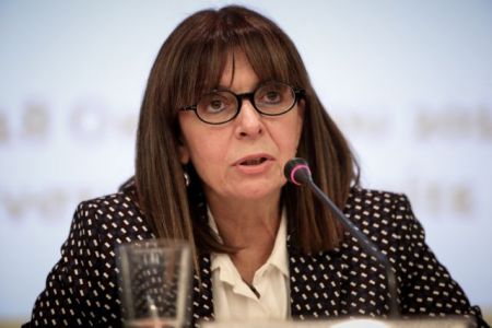 Αικ. Σακελλαροπούλου: Χαμόγελο αντί δήλωσης στο πρώτο τετ α τετ με δημοσιογράφους