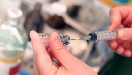 Κορωνοϊός : Πυρετώδεις προετοιμασίες για το εμβόλιο – Με SMS η ειδοποίηση για τη 2η δόση