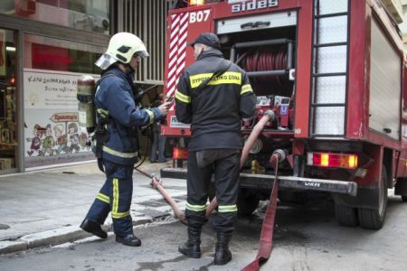 Στις φλόγες μονοκατοικία στη Βουλιαγμένη