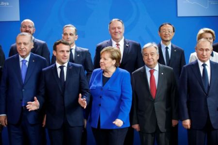 Με ευτράπελα η Διάσκεψη του Βερολίνου: Ο αργοπορημένος Πούτιν και τα… νύχια της Μέρκελ