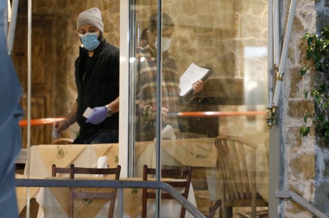 Βάρη: Διπλή δολοφονία σε ταβέρνα – Αναζητά τους δράστες η ΕΛ.ΑΣ